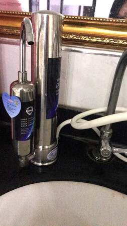 顺丰快递发货的，算是比较快了。收到后就立即用上了，安装方便，增送了一个滤芯，性价比很高
