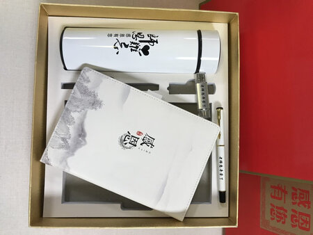 红色的礼盒，送给老师再合适不过了。颜色也很正。定制来送给老师的，很有意义，看着老师接收礼物
的时候很喜欢的样子，我就很满意。里面的东西实用又精致，送礼绝对拿得出手的。好东西值得推荐！！