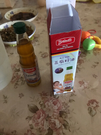 第一次买这款油，朋友推荐买的，配有中文的字体，配料表也很清楚，100%的亚麻籽油，明天开始给宝宝吃，希望宝宝能喜欢，感谢在下雨中也一入既往送去的快递小哥，大爱京东直营，也希望品质一如既往的保证！！！！