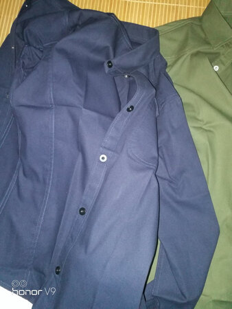 衣服已收到，去年也买了三件，洗多衣服会掉色，还有会缩水，款式还可以挺合身的，穿着好看又得体，行吧又要了两件。