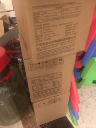 美的的产品质量是值得我们信赖的，趁着双十一，一下子买了三个！爸妈那边一个！帮人买一个！希望不会令我失望！大小合适，烧一壶水刚好与保温壶容量一样！非常喜欢！而且外观设计飘亮，时尚又大方！而且性价比超高！