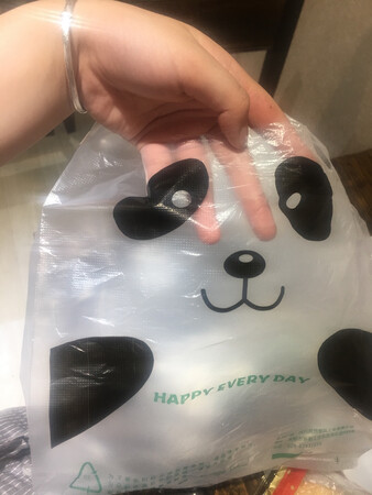 大家不要相信照片，根本不是白色。是透明袋。和照片颜色差距特大
