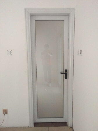 客服超级耐心，卧室两门，卫生间＋厨房推拉门，质量都棒棒的，按照我的喜好还给做了修改～安装师傅也很负责，送货那天喷面漆没法安装，大老远的又跑了一趟过去，辛苦啦～质保两年，还可以订制榻榻米，这个服务态度，很放心?
