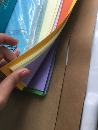 色彩丰富，纸张厚度实
