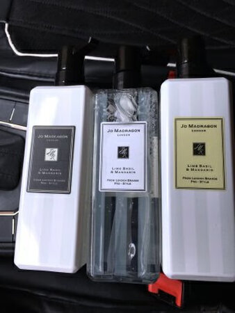 宝贝很不错，味道特别好闻，对于我这种出油的发质简直就是克星。洗完头。清清爽爽的，特别舒服。泡沫丰富，洗完头发第二天都还是很干爽呢！所以说，控油还是很不错滴！感谢商家为我们提供这么好的产品，继续支持！头发爱出油的美眉们可以入手哦！