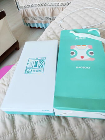 给妈妈买的围巾收到货了，围巾的质量真的很好，手感也特别的棒，京东自营的商品就是超值，价格也优惠好多，快递小哥态度也非常的好，好评全五星给京东点赞