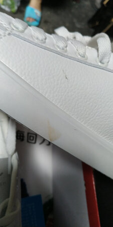 拆开一看就发现鞋子脏了，而且鞋盒都湿了