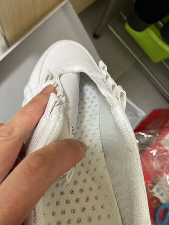 鞋底很硬，还没穿，才发现都是开线