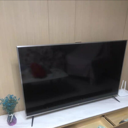 外形外观：金属外观，边框较窄
运行速度：运行速度较快
屏幕音效：屏幕显示，有些画面偏亮偏白，音效还行
尺寸大小：58寸，尺寸刚好
安装同步：送货不安装底座，自己装的，螺丝孔太紧，不好装
功能效果：功能够用
这台是换货的电视，之前那台会黑屏，希望这台没问题。