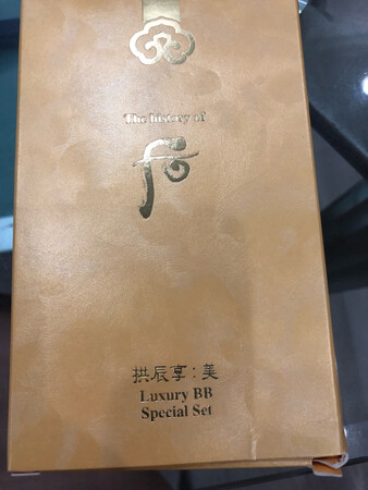 已经用了第三瓶啦，感觉效果不错，适合我这样干皮，遮瑕效果四颗星…保湿效果五颗星…