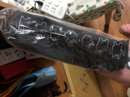 礼盒装的很可爱 送了一些小样和一个熊本熊的笔袋 没抢到送卸妆液好遗憾