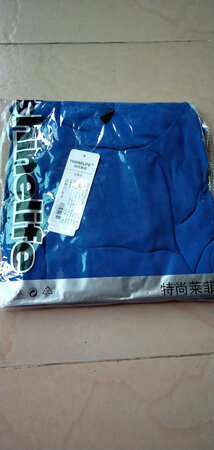 经常逛这店铺，特价商品很优惠，质量也不错，买了一大堆，裙子是雪纺料，很飘逸，颜色是深蓝那种。