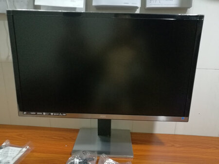 这么大显示器用起来就是爽，装上win10默认就是字体放大150的，刚装完机随便挑了几部大片拖着看了几下，感觉色彩对比度都不错，也懒得用软件测试了，这么大个折腾也麻烦。吐槽的一点，自带喇叭音质很一般，这功能纯粹鸡肋，还不能关，舍弃这个成本用在其他方面不是更好吗？