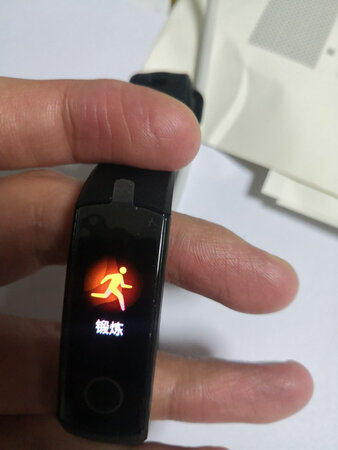 灵敏度：很灵敏，能迅速感应到操作
操作难易：很简单，和手机的操作一样
准确性：准确度很高
外形外观：选的黑色的，大气简洁
第一次用手环，感觉挺新颖，和说明的一样，可以测心率测血氧，而且可以接受到手机信息，很方便