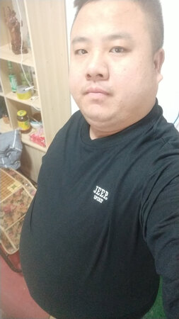 衣服质量不错，超值！稍微有点大！懒得换了！很满意！