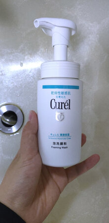 这个牌子的洗面奶很温和，不刺激，而且洗的干净，之前换了别的牌子长痘，又换回这个牌子了，赞?。