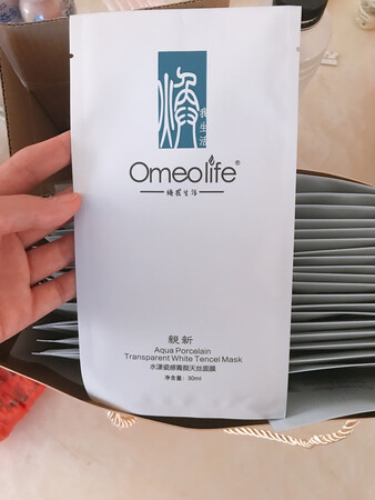 产品质感：挺好的，精华液很多
使用感受：补水效果挺好
适合肤质：我是干性过敏性皮肤，用着没有任何不适感
补水效果：挺好
贴合效果：敷着很服帖
其他特色：用着就感觉补水效果挺好的，没觉得有什么其它特色
我皮肤比较干，容易过敏，这个补水效果好，用着也不会过敏，挺适合我的，买过很多次了，又回购的，整体感觉挺满意，用完还会继续购买。