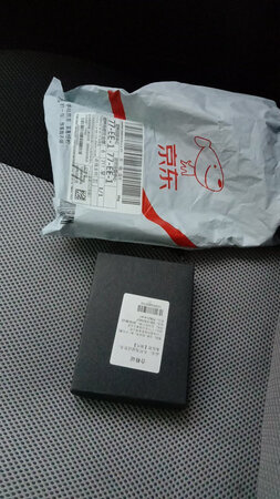 好快，下单不到三个小时，直接送到手里，京东快递给力，让快递小哥等了半个多小时，抱歉，辛苦了。打开包装，完好无损，三活页，可以同时装行车证驾驶证，一体的，非常棒，方便，质量也是好好的，手感不错，轻薄柔滑，很赞！