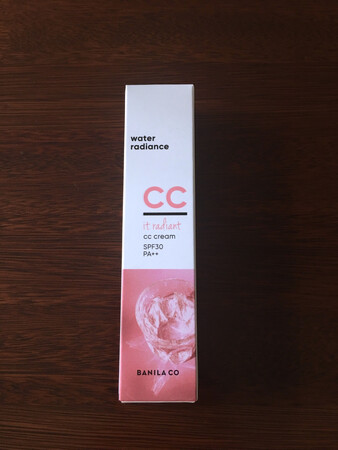 一直在用这款CC霜，轻薄、细腻、提亮，还防晒。出门只需抹上它，肤色就已经很好了，不需要再涂抹任何粉底。好用的不得了！