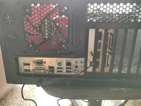 配送很快，intel8265，无线网速相当快。外置天线放置也比较方便。