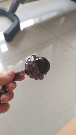 不怎么润 当唇膏不行 当口红很好哦 味道好 适合喜欢深色的人哦