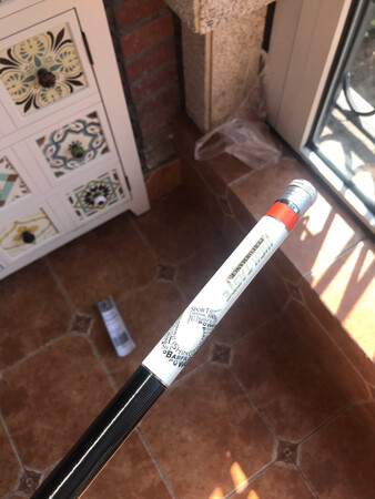 照片和实物完全一致，这点很不错，比其他厂家实在多了。竿袋也不错，作工比较细腻，弹性竿袋使用起来很方便。鱼竿涂装很精致，没有粗糙的感觉，在这个价位非常不错。竿子比较硬，符合5h的硬度，回鱼速度应该不错，这个硬度中半斤以下的鱼基本直飞了，没有中鱼的手感。这个竿子总体很满意准备再入一支6.3的