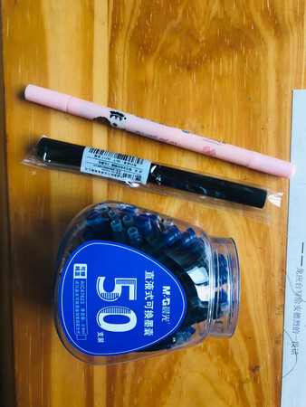 孩子上初一了，用墨囊用的非常快，之前买的小盒装的一个星期不到就用完了，这次干脆在京东买个大盒装的，应该能用一段时间，大盒装的相对来讲会划算很多，而且还送了赠品，钢笔和另外一只，非常划算。