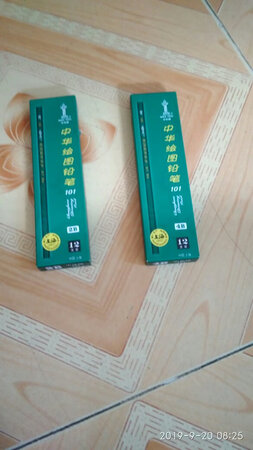 铅笔很好用不会断，还送了一个俏笔刀也很锋利