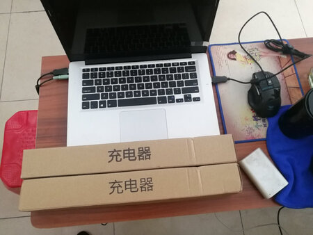 已经坏了第三个充电器了，这次又买了两个充电器，再坏就把电脑砸了。之前的是白色的，现在发过来黑色我以为搞错了，还好能用。