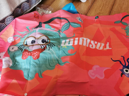 简直不要太喜欢，样子好漂亮，图案鲜艳又显眼，带了一个收纳的小袋子，而且还是有网眼的，即使没有完全干收纳起来也不会悟出味道，很好。手感就让人觉得是吸水性好强的材质，按扣的设计也方便，有时候套在头上还能遮遮阳，标签上好像还标注有防晒指数的，总之很满意的物件了