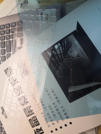 键盘膜大小合适，屏幕膜自己凑合着贴的，整体贴的还算满意