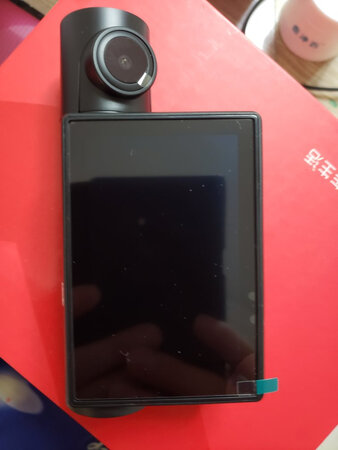 该行车记录仪精巧好看，清晰度高，大广角，非常满意