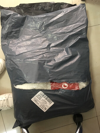 产品没有外包装，如果是送人尤其是送女孩子，仪式感很重要，这种防水袋包装的不建议购买，而且防水袋也是很薄的那种容易破，拿到手是一大坨很多灰不值钱的那种感觉，如果直接拿出来抱着送人的也可以，自己综合考虑！第一次买到的产品这么不满意，至于产品使用效果，等用过之后再评价吧……