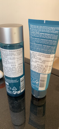 产品包装：有两个包装，都很严实，拆看来看，原来是分开送的赠品，这一次送的赠品比之前多，用过很多产品的洗面奶，只有这一款最满意，当然价格也不便宜，但是起码用的舒服，对于油性皮肤的人来说，洗完之后的清爽感觉真的很好?一直都用这个品牌，以后估计也一只会用
