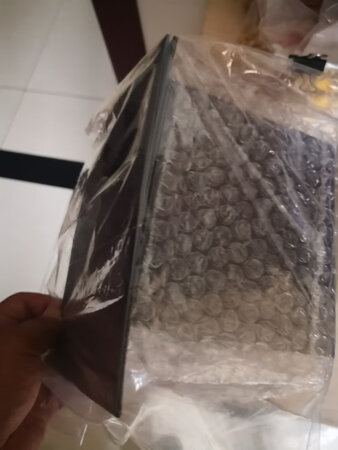 东西收到了，快递很快。花很漂亮，宝贝有点小。