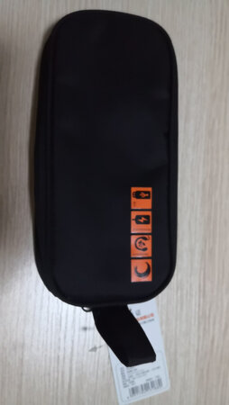 便携性能：方便
产品材质：优良
适合人群：商务及旅游
适用场景：出差和旅游
其他特色：小巧方便，能收纳充电器等各类容易凌乱的小物件，携带方便，寻找清晰，一目了然，的确是出差和旅行的好帮手，小身段，大功能，不错的产品。