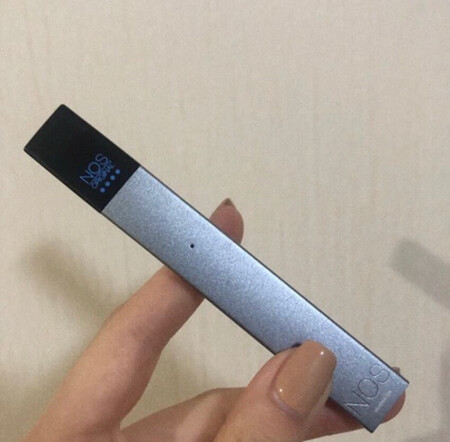 看着颜值不错，买了送人的。反正大家都说电子烟比传统烟对人体的伤害要小一点。拿到手感觉还不错，体积比较小，口味还不错，就是不知道会不会漏油什么的，看别人以后怎么给我说吧。
京东的商品质量过硬，优惠活动和配送速度给力，一直在这里购买，满意
京东的商品质量过硬，优惠活动和配送速度给力，一直在这里购买，满意
