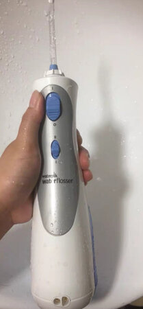 同事推荐的，自己也在网上做了攻略，看到有活动果断下手，便携式的方便出门携带。确实挺好用的，感觉对牙的冲击不太大，挺柔和的，可以冲出来一些东西，配合电动牙刷使用，希望自己的牙齿可以越来越好，要是能再便宜些就更好了