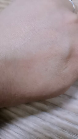 用了的确皮肤丝滑了，细纹也淡化了，不会再卡粉，而且控油效果非常明显。