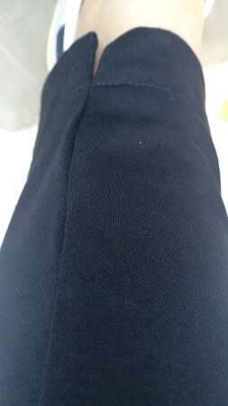 九分裤，厚度也还好，这个天气正好适合穿。