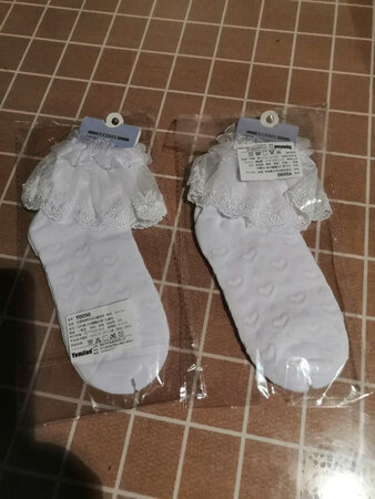 宝贝收到了，很漂亮，宝贝很喜欢，穿上脚很舒服，透气性好，物流快，给快递小哥点赞，全给五星好评，