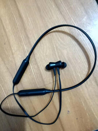 做工质感：做工挺好
音质音效：音质也比较不错
舒适度：带着很舒服，耳朵没有不适感
其他特色：一直用的这个牌子的蓝牙耳机，这个是给朋友买的，专业做耳机就是不一样，值得信赖