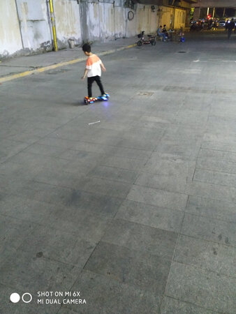 上手难易：孩子上手快
安全性能：还挺好的
稳定程度：可以，还不错
工艺品质：做工细致，厚重
外观质感：时尚，孩子喜欢
行驶距离：目前充了一次满电，已经玩二个小时还没电量提示