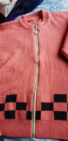 超级棒的一款毛衣，穿上去非常保暖，料子是非常舒服的，穿上去特别显瘦，而且特别保暖。