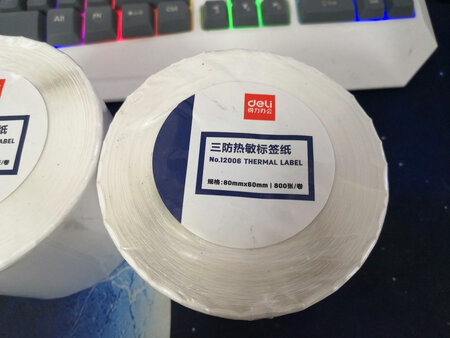 纸张品质：纸质很好，裁剪的相当整齐，好评！
纸张厚度：刚刚好，一般厚吧，不是那种特厚的，挺好的。
过机效果：非常顺溜，不会卡纸，出纸很快。
纸张功能：功能强大啊，各种需要标签的地方都可以用它。
打印效果：和打印机配合的相当默契，打印的很清晰，特小的字会有一些不清，正常的就很好。
其他特色：收到货，看的三大捆，可以用很久了，虽然我浪费了不少。