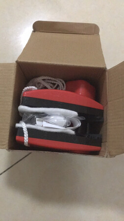 京东快递，使命必达，送货真的很快，京津地区应该没谁能竞争的过他们了，东西还没用，应该没问题，不想找家政擦玻璃的高层住户，这个应该是自己擦玻璃的神兵利器了，已经买过几个这种双面玻璃擦了，以前的不小心会夹到手，这个看介绍有防夹功能，先赞一个吧！