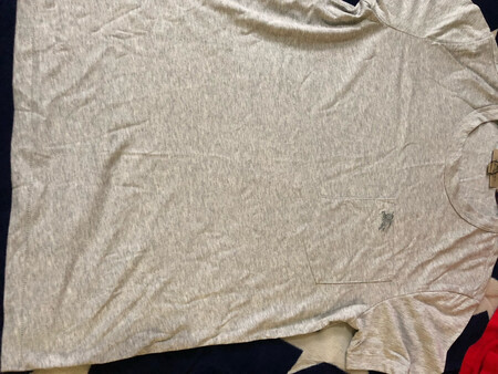 领口松垮一点都不服帖，穿上就纯粹是一件夏天的家居服。十分一般的平织棉面料，一点都没有此品牌该有的与众不同的品质。颜色也就是普通的烟灰色，和一般的圆领汗衫没什么区别。巴宝莉近些年产品品质缩水的厉害，好些年之前连英国当地人都已经抱怨此品牌产品质量下滑了。