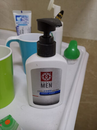 清洁效果：用过这么多的洗面奶，最好的还是大宝，经济实惠，效果好，洗的干净还舒服，不会过敏，这次赶上活动，更合适，必须赞一个！另外，最值得夸奖的就是京东的物流，又快又好，包装也很贴心，京东小哥送货快，服务好也是我一直选择在京东购物的主要原因之一！总结一下：东西好，服务到位，下次还买！