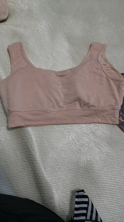 摸着挺舒服的，看着质量也不错，没什么线头，比店里便宜多了，穿戴感受好的话会回购的，京东买东西一般还是比较方便的一般都是次日达偶尔会出现不能按时到达的时候，希望能加强，因为想到能次日达有些急需的东西就怕被耽误了！