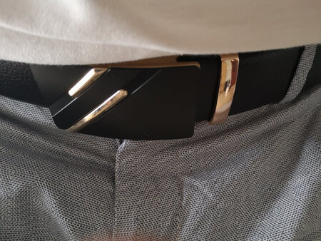 皮带很好，金色的很骚很好看，值得购买！价格确实实惠哈哈?
